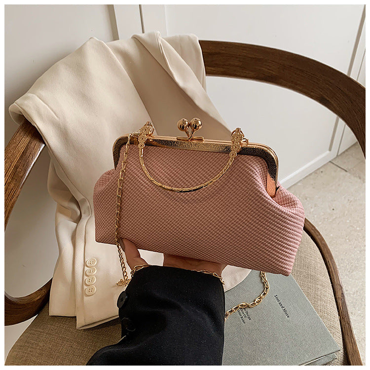 Women's Button Shell-shaped Woven Pattern Fashion Chain Bags