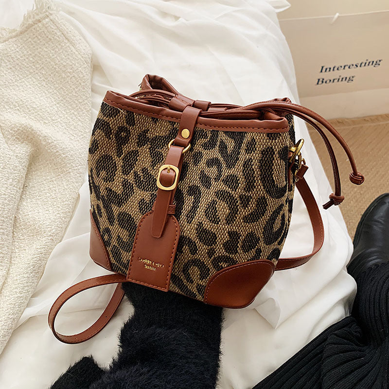 Women's Retro Fashion Simple Western Style Crossbody Bags