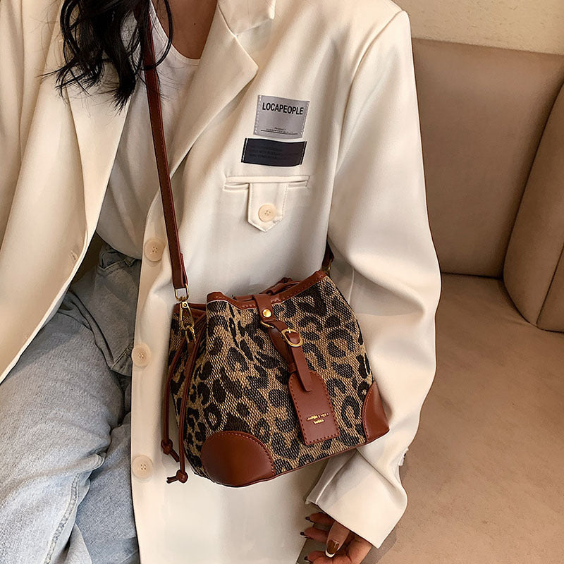 Women's Retro Fashion Simple Western Style Crossbody Bags