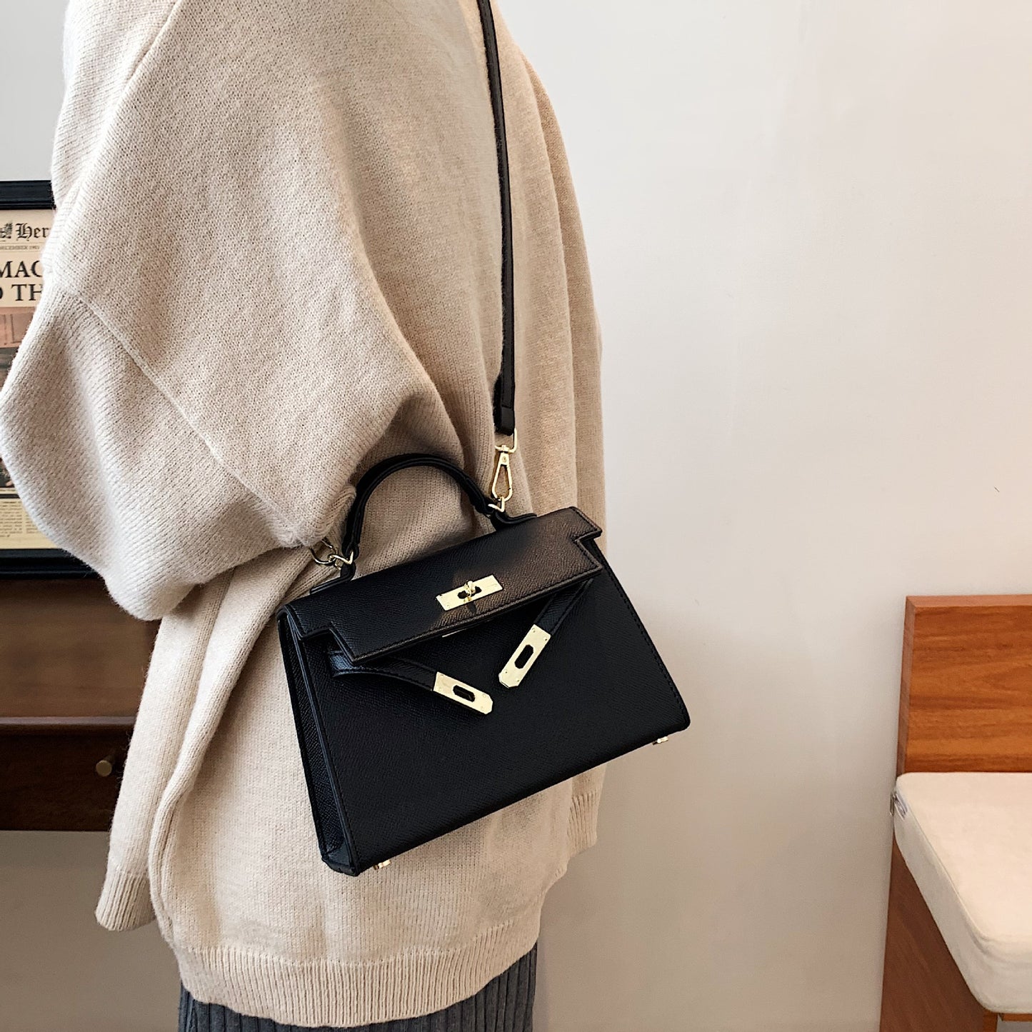 Women's Texture Twist Pouch Classic Fashion Lock
