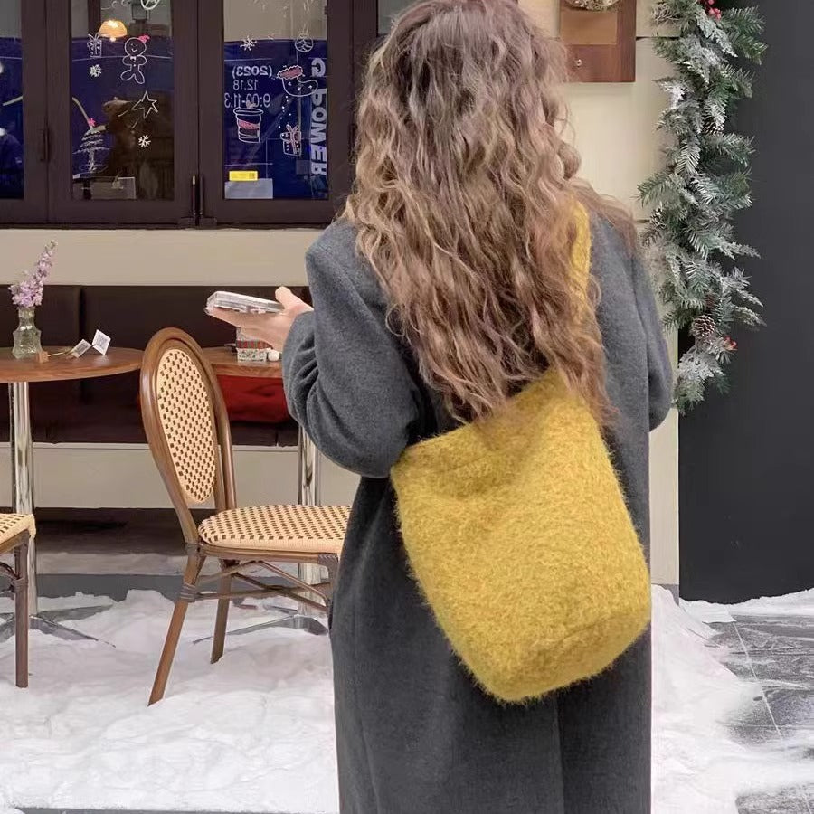Women's Cross Body Fur Large Capacity Versatile Commuter Women's Shoulder Bag