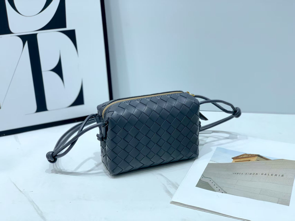 Women's Solid Color Handmade Woven Fashion Fashionable Shoulder Bags