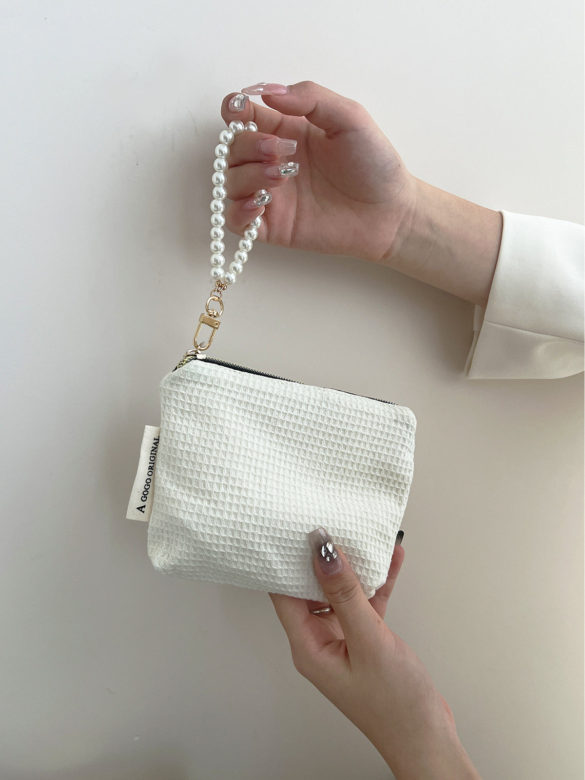 Niche Hand Carrying Earphone Sanitary Napkin Storage Portable Makeup Bag