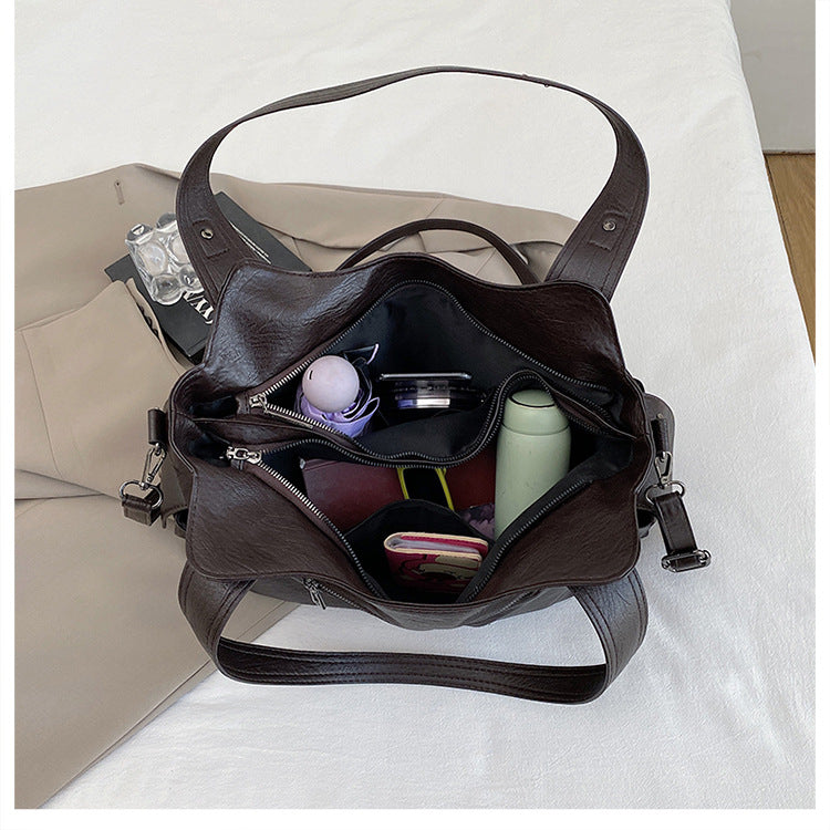 Women's Retro Fashion Rivet Large Capacity Commuter Portable Women's Shoulder Bag
