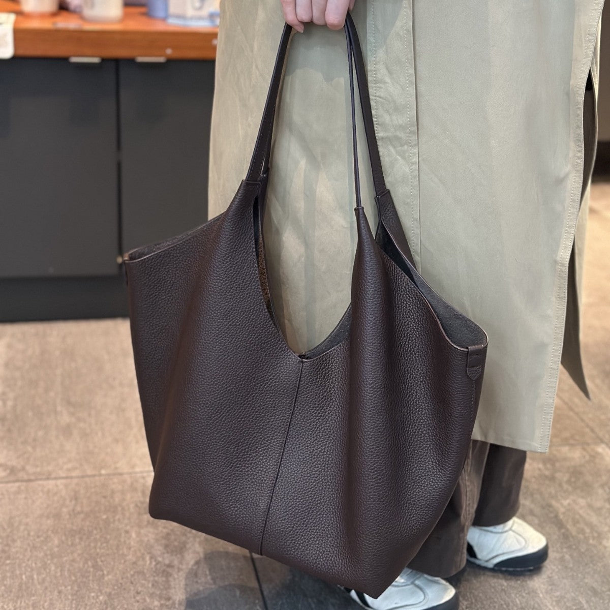 Women's Simple Commute First Layer Cowhide Large Women's Shoulder Bag