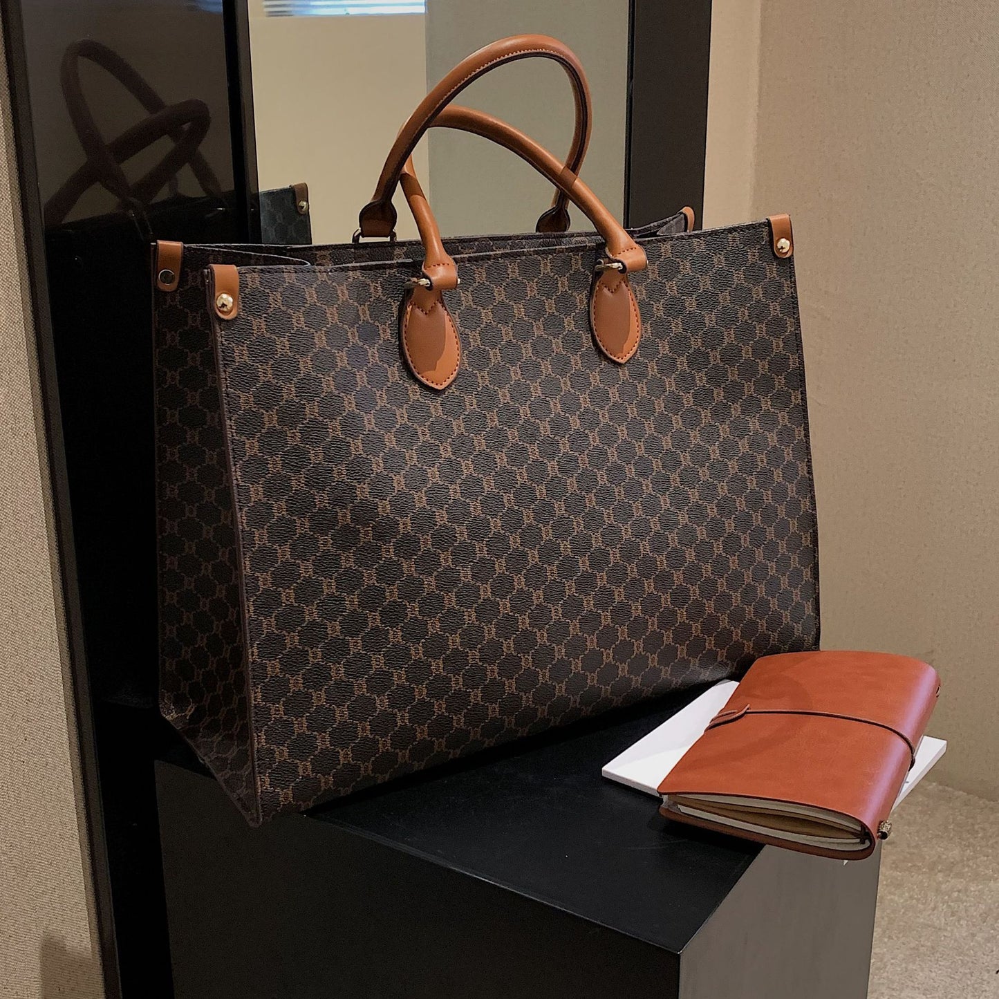 Women's Fashionable Elegant Large Capacity Single Commuter Handbags