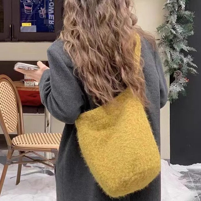 Women's Cross Body Fur Large Capacity Versatile Commuter Women's Shoulder Bag