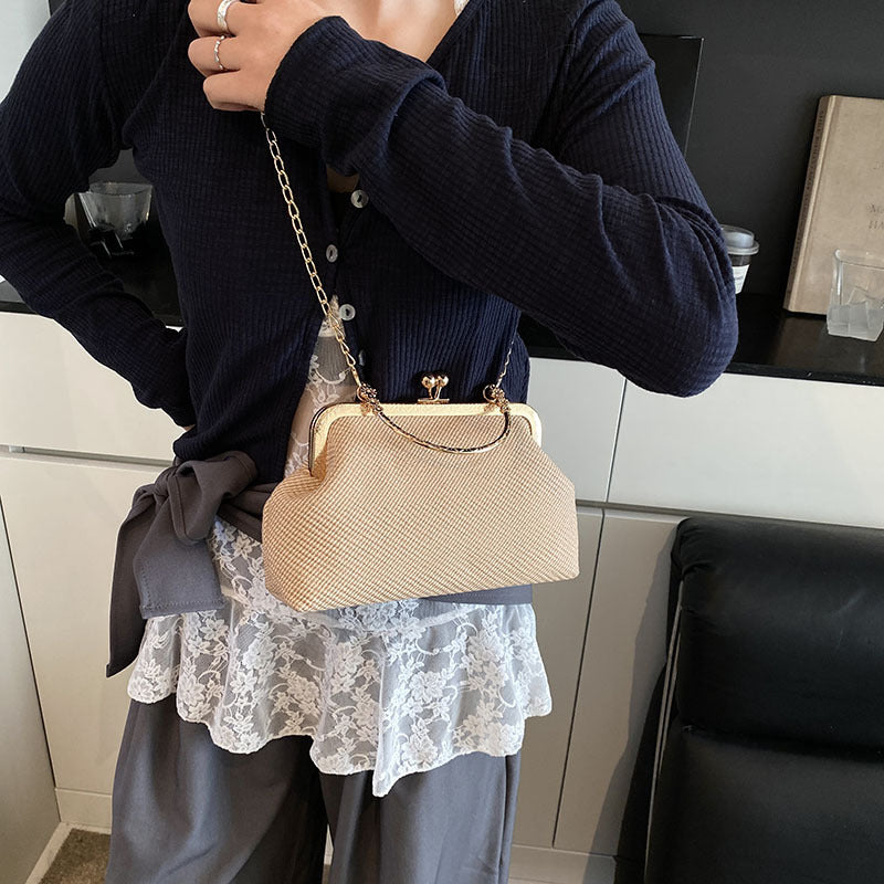 Women's Button Shell-shaped Woven Pattern Fashion Chain Bags