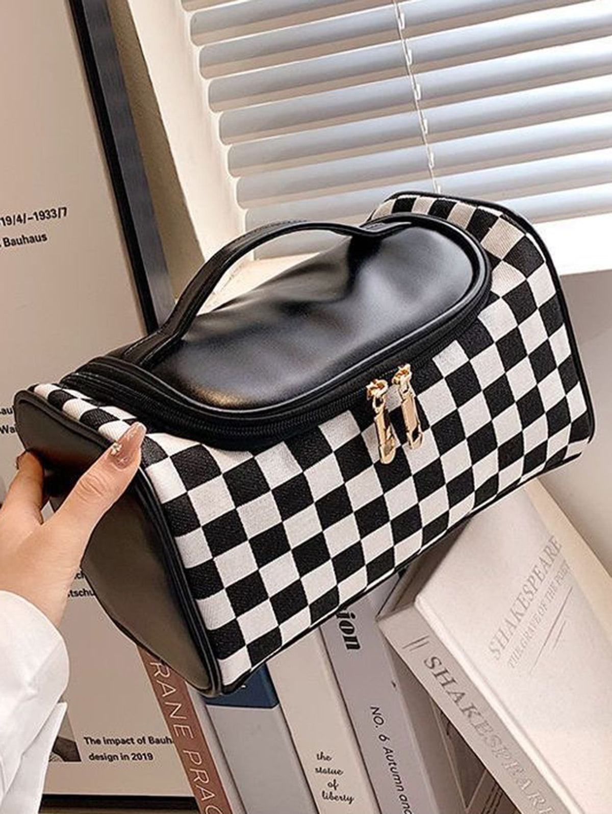 Portable Plaid Fashionable Capacity Stitching Wash Makeup Bag