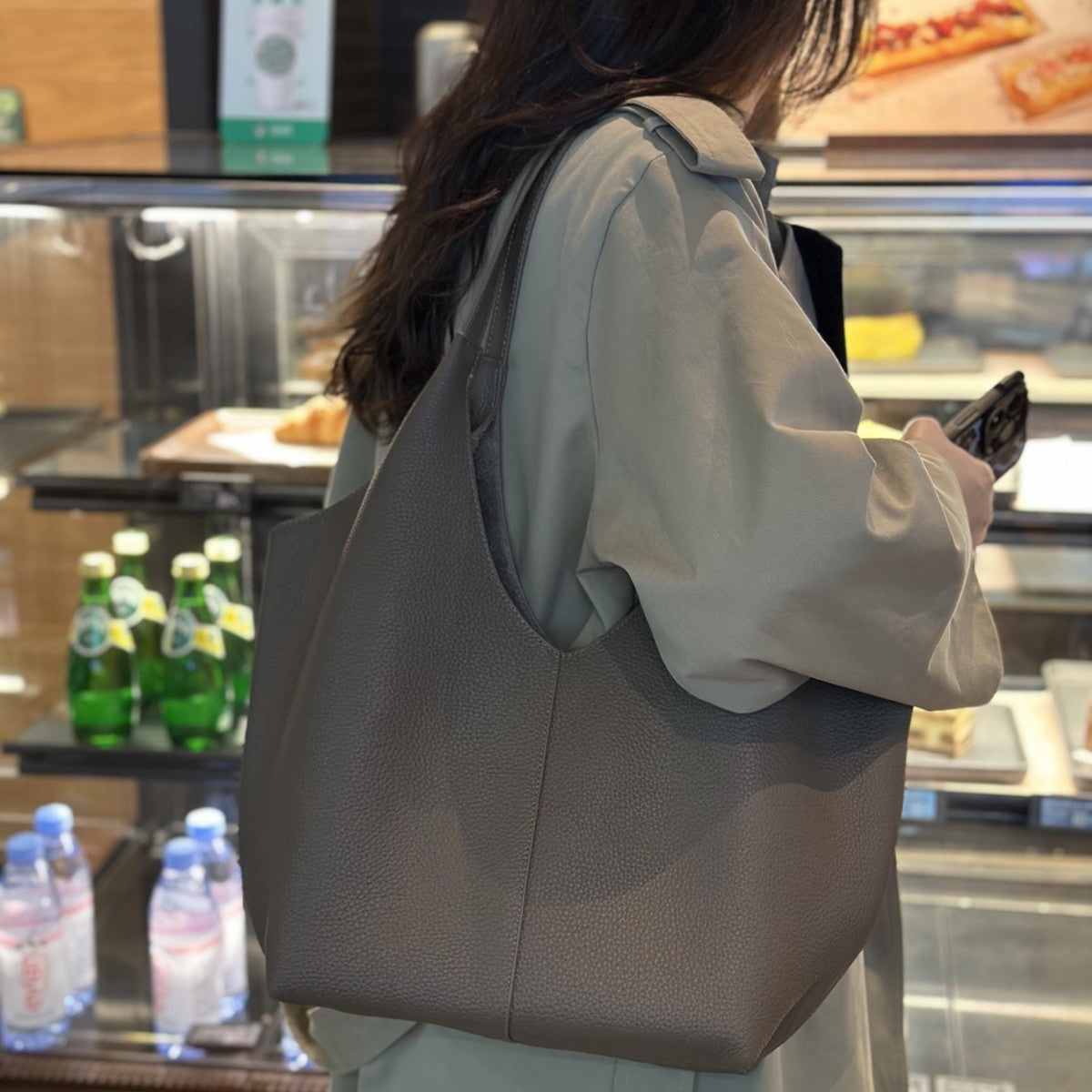 Women's Simple Commute First Layer Cowhide Large Women's Shoulder Bag