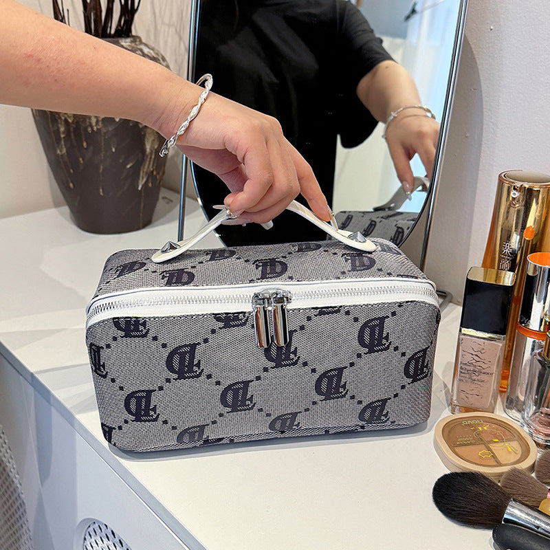 Retro Large Capacity Leather Tile Storage Portable Makeup Bag