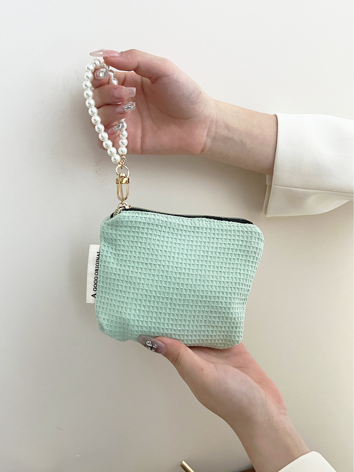 Niche Hand Carrying Earphone Sanitary Napkin Storage Portable Makeup Bag