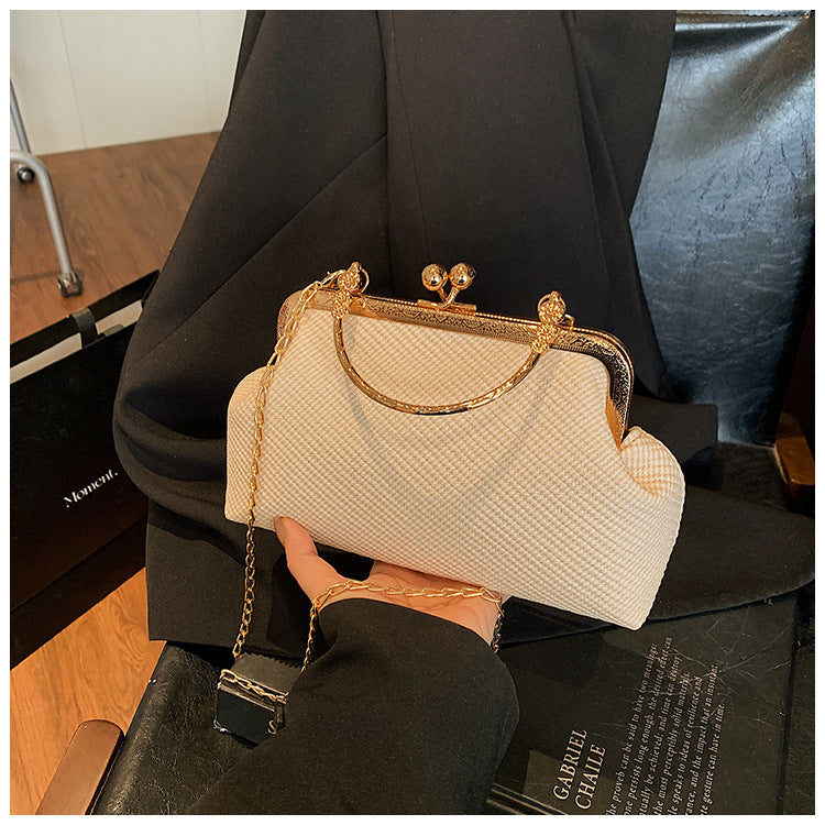 Women's Button Shell-shaped Woven Pattern Fashion Chain Bags