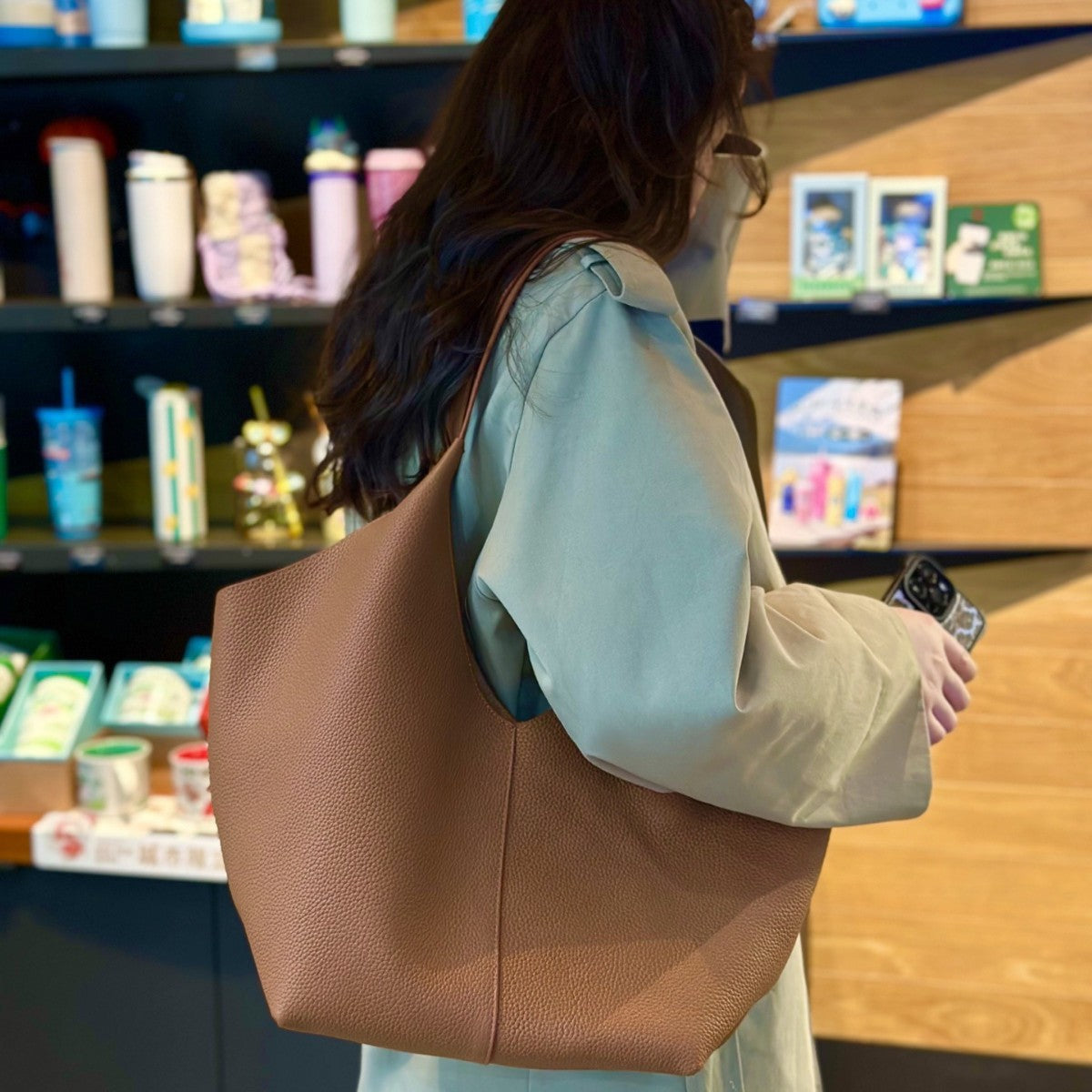 Women's Simple Commute First Layer Cowhide Large Women's Shoulder Bag