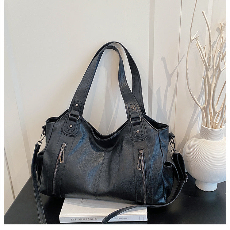 Women's Retro Fashion Rivet Large Capacity Commuter Portable Women's Shoulder Bag
