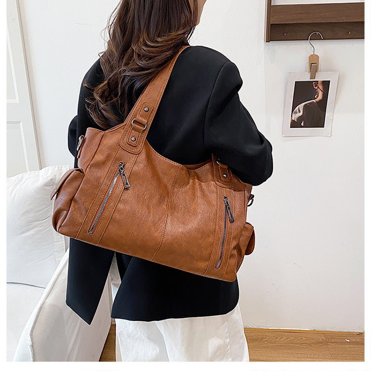 Women's Retro Fashion Rivet Large Capacity Commuter Portable Women's Shoulder Bag