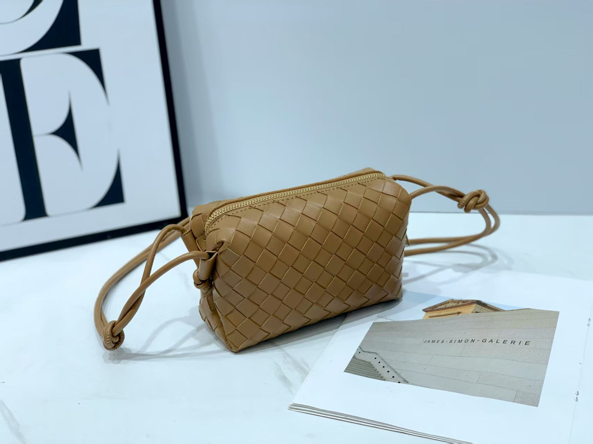 Women's Solid Color Handmade Woven Fashion Fashionable Shoulder Bags
