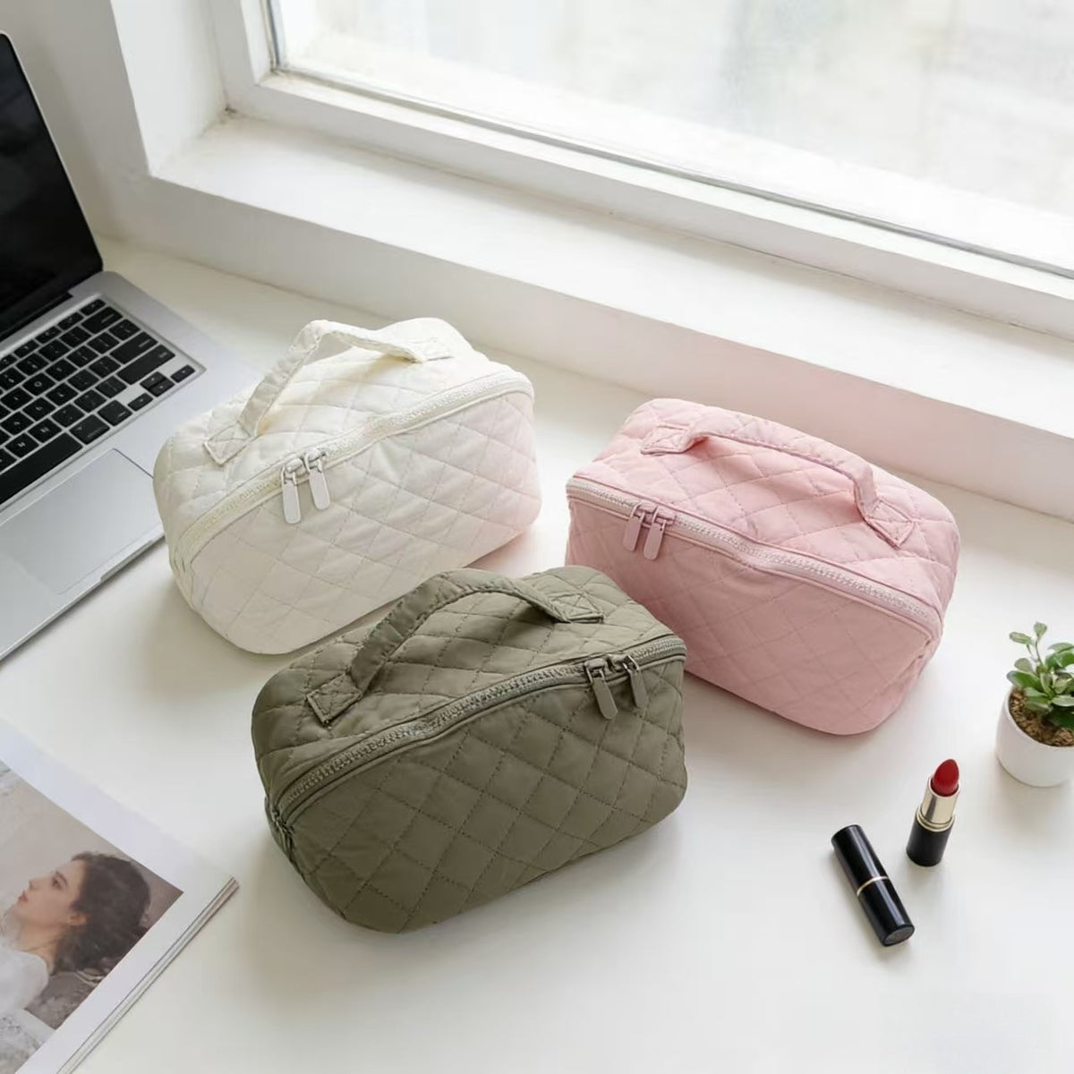 Polyester Large Capacity Portable Fan-shaped Storage Makeup Bag