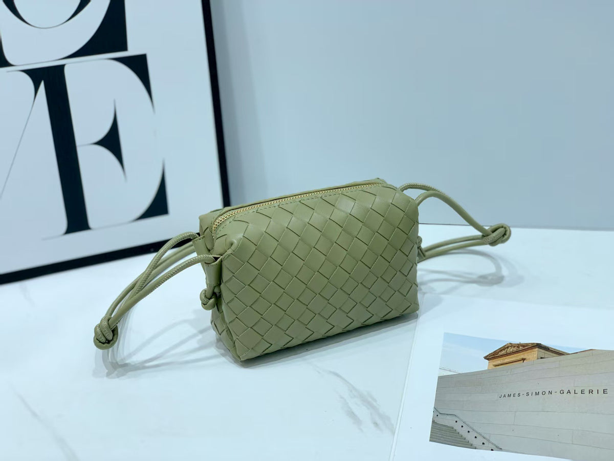 Women's Solid Color Handmade Woven Fashion Fashionable Shoulder Bags