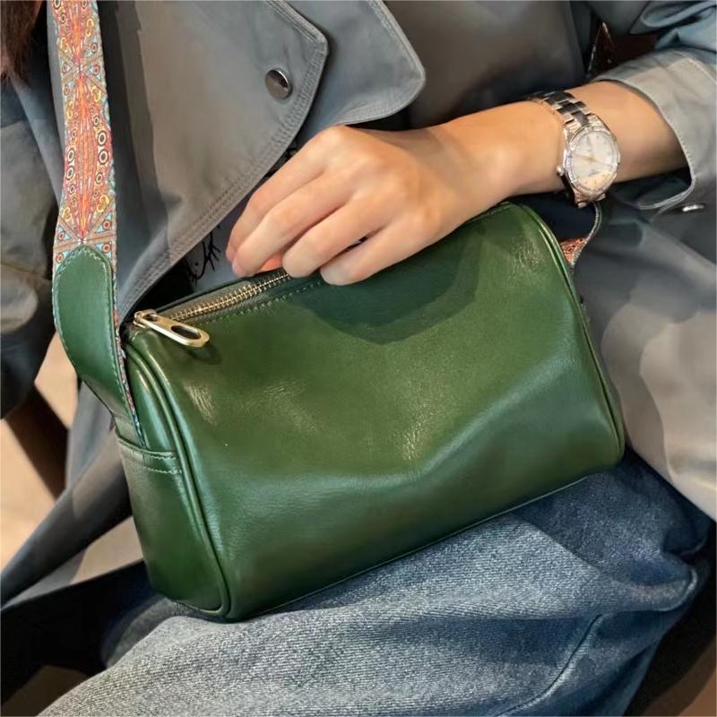 Women's Cowhide Leather Pillow Fashion Retro Wide Strap Women's Shoulder Bag