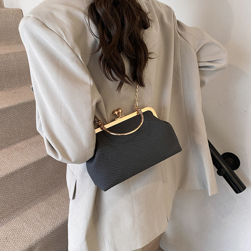 Women's Button Shell-shaped Woven Pattern Fashion Chain Bags