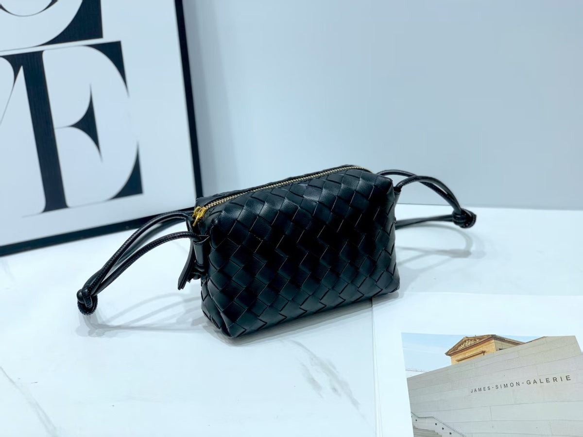 Women's Solid Color Handmade Woven Fashion Fashionable Shoulder Bags