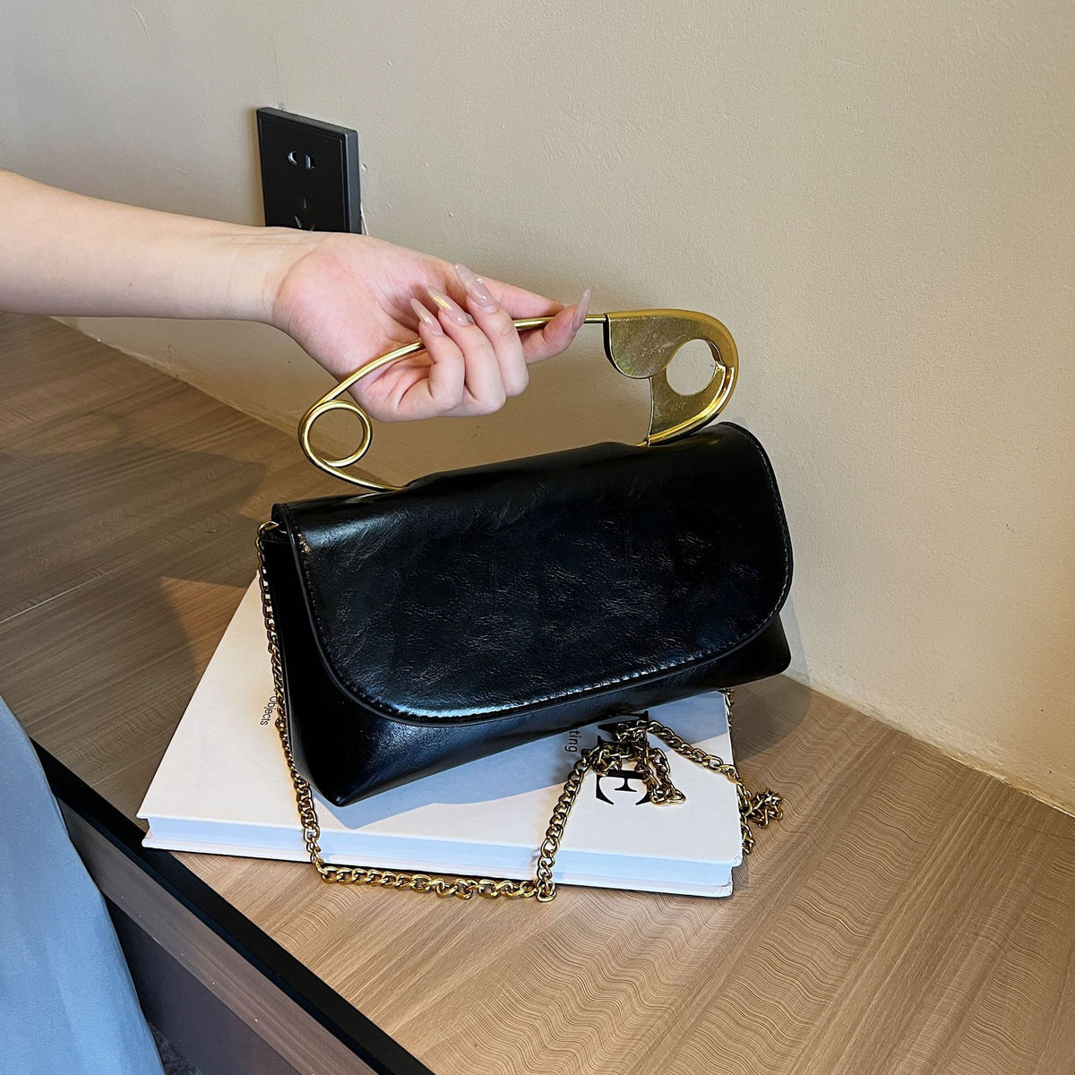 Women's Personalized Paper Clip Fashionable Korean Style Chain Portable Bags